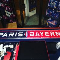 L'écharpe PARIS-BAYERN est disponible sur le site www.lutecity.com comme en magasin à la boutique des supporters. Comme d'habitude pour les écharpes LdC, n'attendez pas pour commander, le soir du match, elles seront TOUTES vendues et il n'y aura pas de réassort ! 😉 . #psg #paname #Paris #echarpe #ultras #supporters #PSGBAY #psgmun